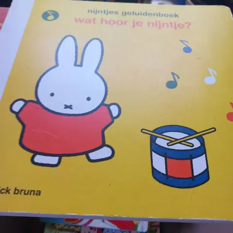 nijntjes geluidenboek , wat hoor je nijntje? -Dick Bruna