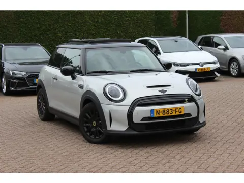 MINI Electric MINI Yours 33 kWh / SoH 95,3% / Panoramadak / Leder / Keyless / 17'' / CarPlay / Navig