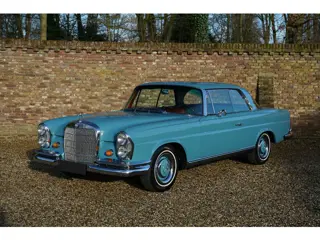 Mercedes-Benz 200-serie 250 SE Coupe "Floor shift automatic" In "Light Blue" with a dark blue leathe