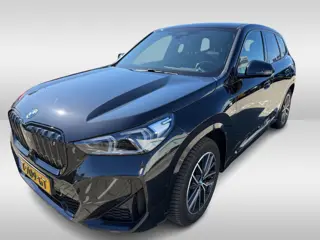 BMW iX1 xDrive30 Launch Edition 67 kWh M Sport / Trekhaak / 360Camera / Head-up / Leder / CarPlay / 