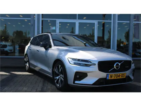 Volvo V60 B4 197 PK Automaat R-Design | Schuif/Kantel Dak | Sportstoelen | H&K Audio | Trekhaak | Ve