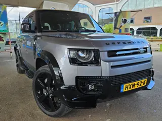Land Rover Defender 110 2.0 P400e Hunters Prestige black pack