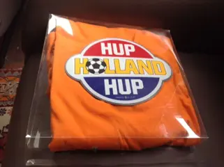 Oranje kleding - voor de echte supporters - leeuw shirt , - holland tuinbroek, 7,50 - sjaal, 3,50 -