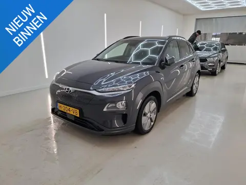 HYUNDAI KONA EV PREMIUM 64 KWH I LEDEREN BEKLEDING I 3-FASE I 100% SOH I STOELVERWARMING I APPLE CAR
