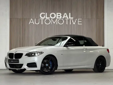 BMW 2-serie Cabrio M235i - AUTOMAAT - PARELMOER WIT - LEER - NAVIGATIE - HARMAN KARDON - M PERFORMAN