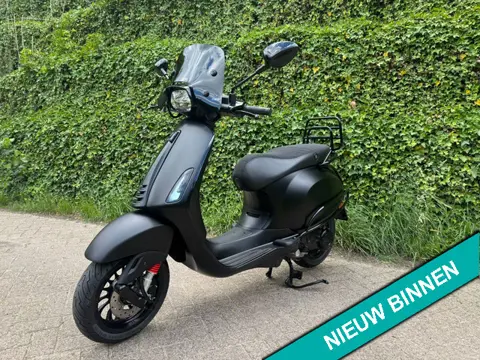 Vespa Sprint 45 km E5 BLACK to BLACK TOP STAAT BETAAL met in3