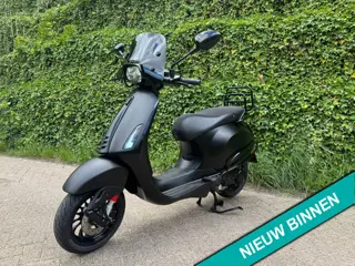Vespa Sprint 45 km E5 BLACK to BLACK TOP STAAT BETAAL met in3