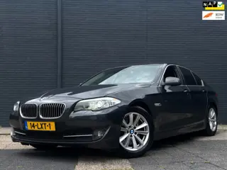 BMW 5-serie 528i High Executive | Leder | Stoelverwarming | Head-Up