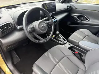 Toyota Yaris Cross 1.5 Hybrid Launch Edition | Panoramadak | Navigatie | Treeplanken | Stoel en stuu