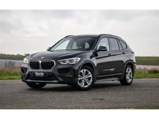 BMW X1 xDrive25e Executive CAMERA / CARPLAY / HEAD UP DISPLAY / LEDER / LED / CRUISE CONTROLE / STOE