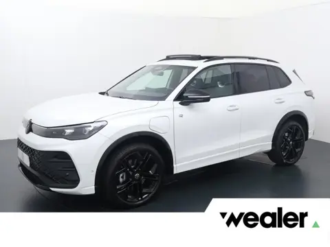 Volkswagen Tiguan 1.5 eHybrid R-Line Edition | 272 PK | SoH 100% | Trekhaak wegklapbaar | Adaptive C