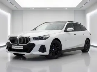 BMW 5 Serie Touring 520i M-Sport | Driving Assistant Plus | Harman Kardon | Panorama | Standkachel |