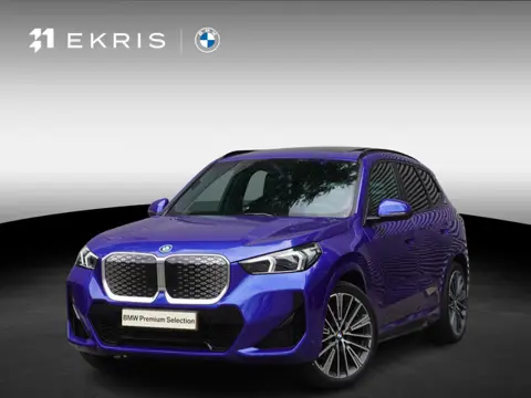 BMW iX1 eDrive20 M Sportpakket | Premium Pack | Trekhaak met elektrisch wegklapbare kogel | Glazen p