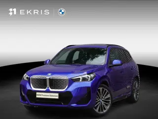 BMW iX1 eDrive20 M Sportpakket | Premium Pack | Trekhaak met elektrisch wegklapbare kogel | Glazen p