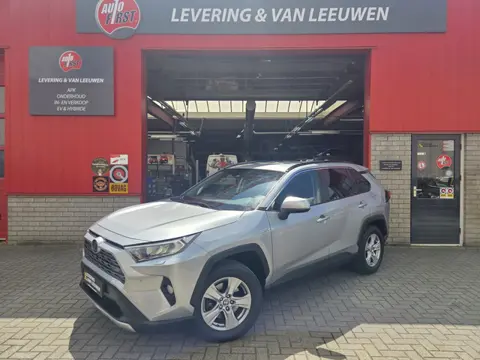 Toyota RAV4 2.5 Hybrid Dynamic/ Camera rondom/ Parkeersensoren voor + achter/ Stoelverwarming/ Trekh