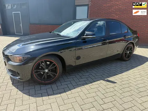 BMW 3-serie 320D BLACK EDITION 2014/NAP ORG NL!!/AUTOMAAT/BREEDBEELD NAVI/SPORTSTOELEN/SLEUTELS EN B