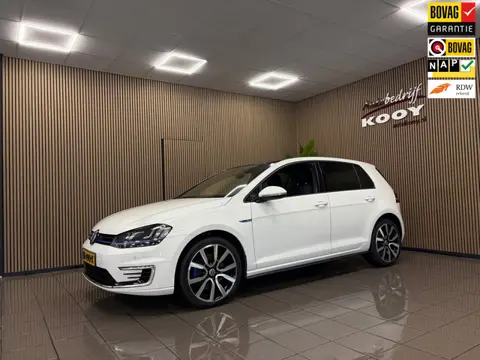 Volkswagen Golf 1.4 TSI GTE * Automaat / NL auto / Panorama dak / Nw staat *