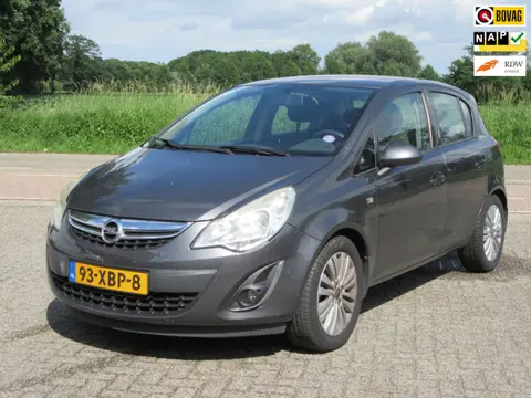 Opel Corsa 1.4-16V Cosmo + Trekhaak