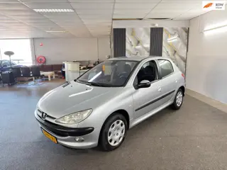 Peugeot 206 1.6-16V Gentry Automaat,Airco,4x Electrische Ramen,N.A.P,Radio-CD speler,2 sleutels+Boek