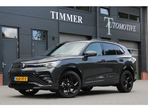 Volkswagen Tiguan 1.5 eTSI R-Line Edition - R Line binnen en buiten - 360 camera - 20 inch Stoelmass
