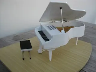 Miniatuur vleugel/piano met krukje en echte snaren HANDMADE