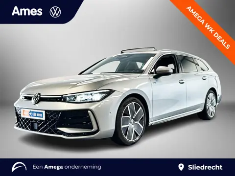 Volkswagen Passat Variant 1.5 eTSI 150pk DSG R-Line Edition | Panoramadak | Parkeersensoren voor & a