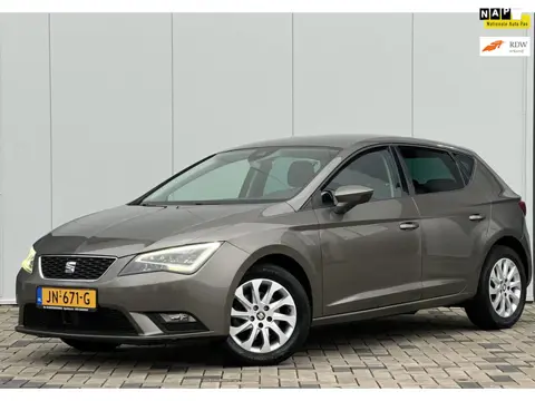 Seat Leon 1.6 TDI Style Connect MET SCHADE VOOR EN ACHTER