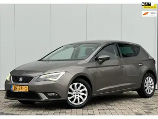 Seat Leon 1.6 TDI Style Connect MET SCHADE VOOR EN ACHTER