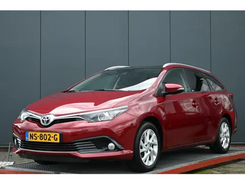 Toyota Auris Touring Sports 1.2T Volcano Edition trekhaak panoramadak