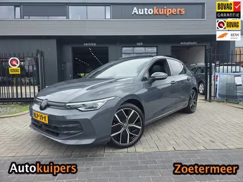 Volkswagen GOLF 1.5 eTSI Oranje Edition | Met o.a. achteruitrijcamera, AppleCarPlay/AndroidAuto, pan