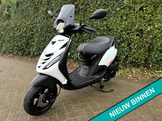 Piaggio Zip SP WHITE - BLACK ALPHA MATRIX BETAAL met in3
