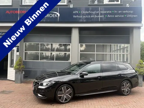 Volkswagen Passat Variant 1.5 eHybrid R-Line Edition | SoH 100% | 272pk | Pano | IQ.Light | ACC | Er