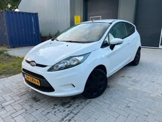 Ford Fiesta 1.4 Trend Black on white Jaar Apk