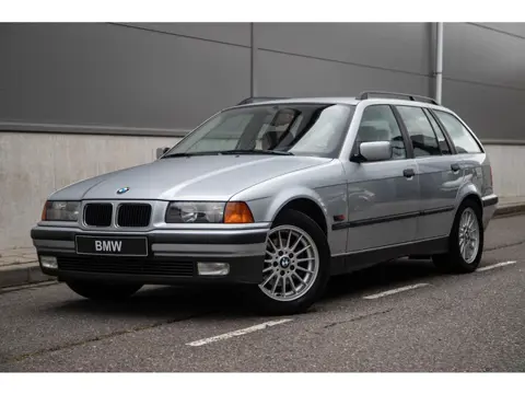 BMW 3-serie Touring 323i Comfort | Cruise Control | HiFi | Stoelverwarming | Leer