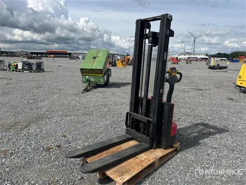Plus Power E15 1500 kg Electric Stacker