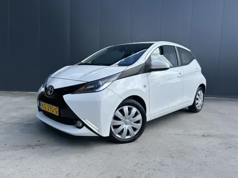 Toyota Aygo 1.0 VVT-i x-play AIRCO CAMERA LED 5 DEURS