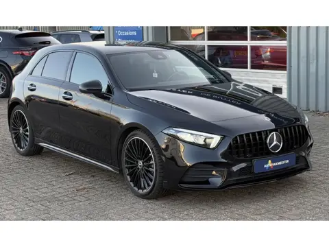 Mercedes-Benz A-klasse 180 d AMG | Widescreen | Camera | Sfeer | Carplay