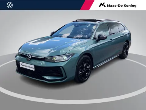 Volkswagen Passat Variant 1.5eHybrid 200kW/272PK R-Line DSG · Panoramadak · Leder · Trekhaak · 360°C