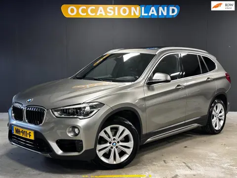 BMW X1 SDrive18i Centennial High Executive|PANO|LED|LEDER|SFEER|CRUISE|HUD|BLUETOOTH|NAVI|CAMERA|18I