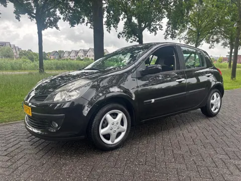 Renault Clio 1.6-16V Dynamique Luxe (bj 2006)