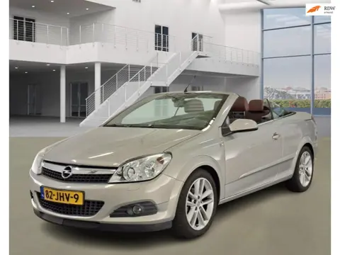 Opel Astra TwinTop 1.8 Cosmo CABRIO AUT NAVI PSENSOR LEDER CRUISE TREKHAAK 2 X SLEUTELS