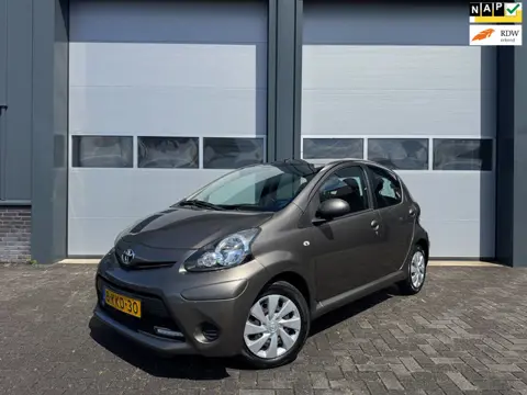 Toyota Aygo 1.0 VVT-i Aspiration Bruin 5-Deurs Airco Bluetooth