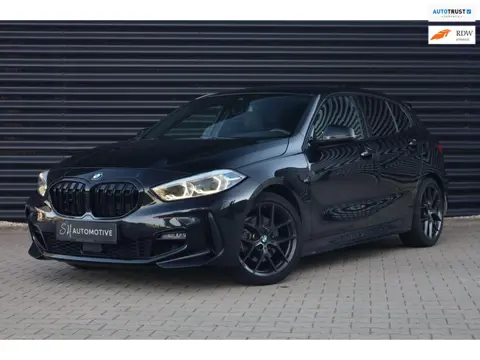 BMW 1-serie 118i High Executive M sport / CARPLAY / MAXTON / SFEERVERLICHTING / STOELVERWARMING