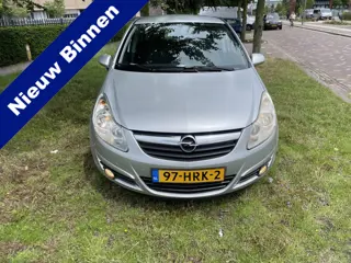 Opel Corsa 1.4-16V Enjoy Zeer lage stand nl nap lees tekst dak en motor kap is iets dof zie foto’s
