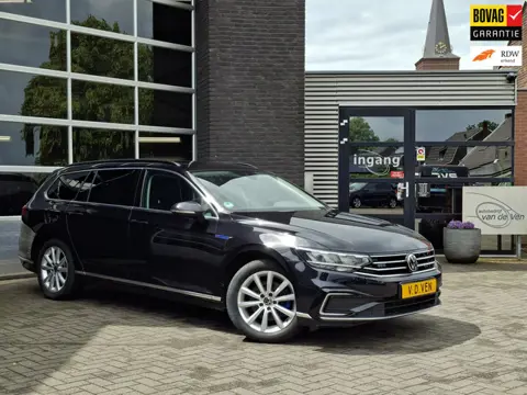 Volkswagen Passat Variant 1.4 TSI PHEV GTE Business Premium | Zwenkbare trekhaak | Camera | Massages