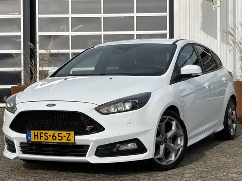 Ford Focus 2.0 EcoBoost ST-3 250pk | Airco automatisch | Bi-xenon koplampen | Dimlichten automatisch