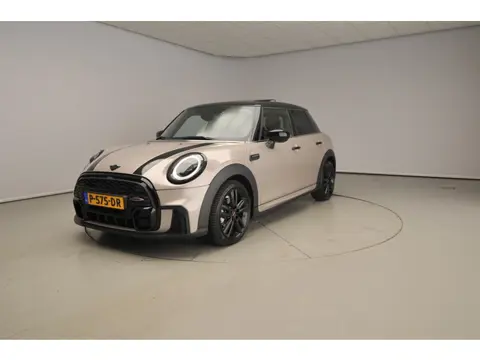 MINI 5-deurs Cooper Automaat / JCW Pakket / Panoramadak / Leder / Sportstoelen / LED / Getint glas /