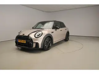 MINI 5-deurs Cooper Automaat / JCW Pakket / Panoramadak / Leder / Sportstoelen / LED / Getint glas /