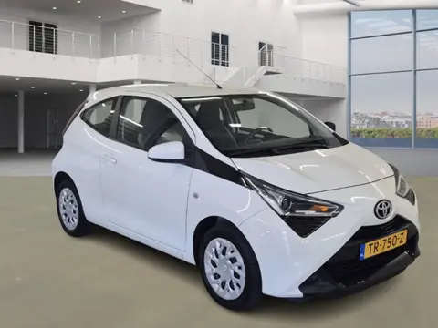 Toyota Aygo 1.0 VVT-i x-play AUT! 1e Eig! Camera! Nwe APK! VERWACHT!