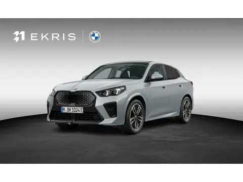 BMW iX2 eDrive20 67 kWh | M-Sport Pro | Comfort Access | Massage | Elektrisch bediende stoel | Panor